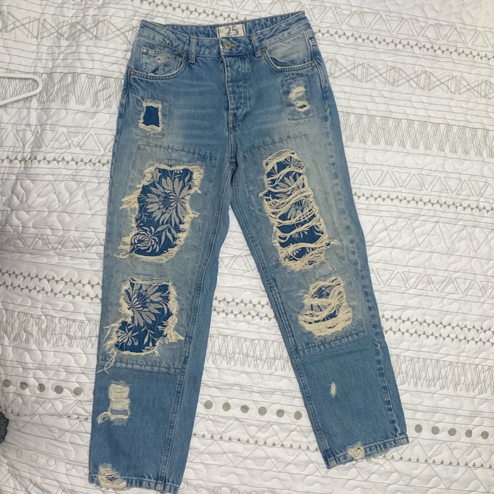 Free people size 25 jeans, like new.